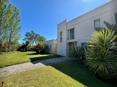Vende casa de 4 dormitorios en Golf, Punta del Este con piscina