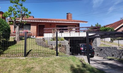 Vende casa de 2 dormitorios en Cantegril Punta del Este