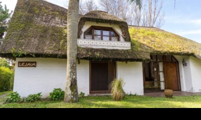 Vende casa de 3 dormitorios en Pinares, excelente entorno.