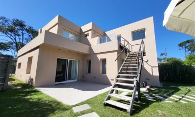 Vende Moderna Casa en San Rafael, Punta del Este