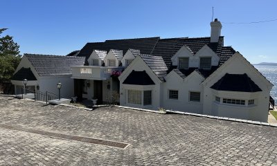 Vende casa en Punta Ballena de 4 dormitorios en suite.