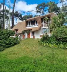 Vende casa en Pinares Punta del Este, de 4 dormitorios.