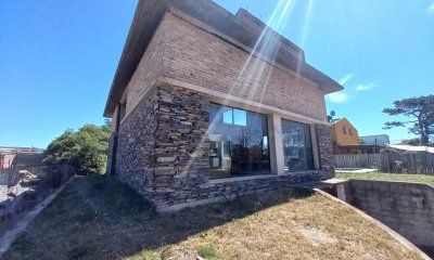 Casa con Hermoso diseño y piscina