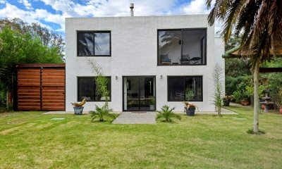 Vende casa impecable de 2 plantas, 3 dormitorios, parrillero y piscina, ubicada en Sauce de Portezuelo.
