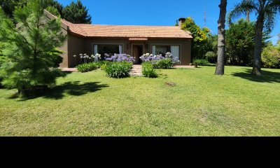 Vende casa de 2 dormitorios, con excelentes espacios en el Tesoro.