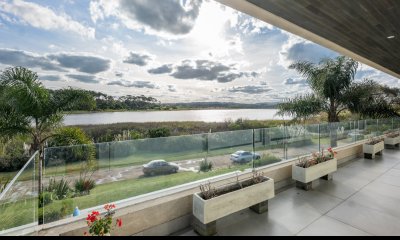 Casa frente al mar en Laguna del Diario, Punta del Este Espacios generosos, vistas panorámicas y el privilegio de la primera línea costera