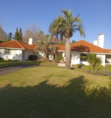 Vende casa de 8 dormitorios en Punta Ballena.