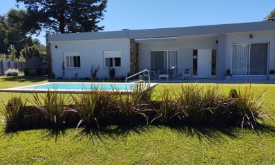 En venta casa en Solanas, de 4 dormitorios con parrillero y piscina