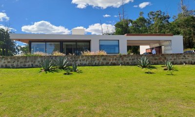 En venta espectacular  casa en Las Garzas, de 3 dormitorios con parrillero.