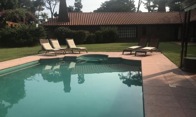 Vende comoda casa de 3 dormitorios, cerca del mar en Brava, Punta del Este.