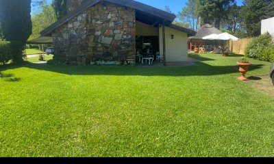 Vende casa de 3 dormitorios, con gran terreno esquinero en Punta del Este