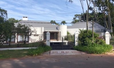 Vende espectacular casa en Lugano de 3 dormitorios, con piscina y parrillero.