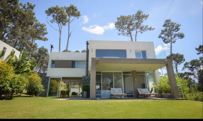 Vende casa en Rincon del Indio en Punta del Este de 5 dormitorios.