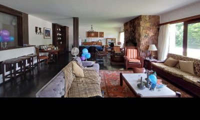 Vende Casa en Zona comercial en Lugano - Punta del Este