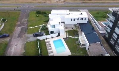 Hermosa casa ubicada en la Zona de Pinares frente al mar.
