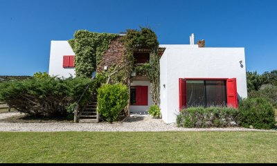 Vende casa en Jose Ignacio, de 4 dormitorios.