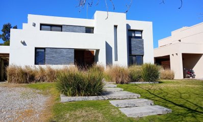 Casa de 4 dormitorios en Lomas de La Tahona