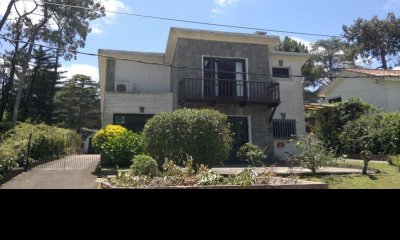 En venta casa de 3 dormitorios en Playa Mansa, Punta del Este.
