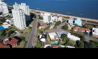 VENDE EXCELENTE CASA DE 4 DORMITORIOS EN PLAYA MANSA, PUNTA DEL ESTE