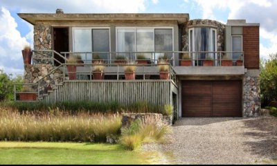 Vende en Club del Mar, casa de 5 dormitorios con piscina y parrillero.
