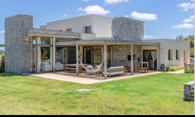 Vende impecable casa de 2 plantas con 3 dormitorios en suite, en el Quijote.