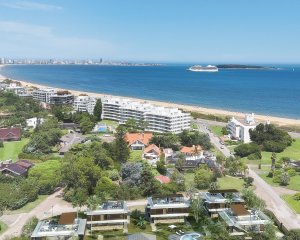 Vende casa de 4 dormitorios en Punta del Este a metros del mar