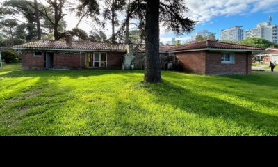En venta Chalet de 4 dormitorios con parrillero en Mansa, Punta del Este.