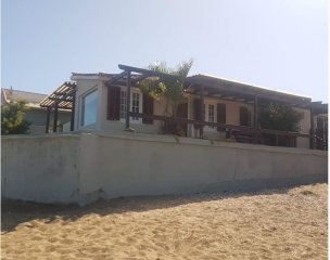 Venta  de  Casa de 4  dormitorios y  3  baños en  La  Paloma, sobre  la  playa  a solo 5 metros del mar.