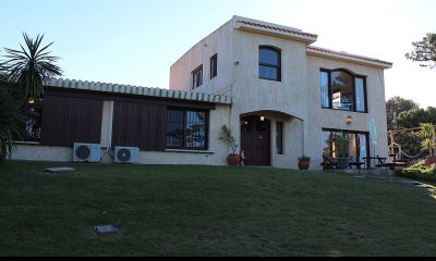 VENDE CASA CERCA DEL MAR, EN SAN RAFAEL, PUNTA DEL ESTE.