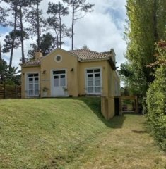 En venta de 4 dormitorios en la Barra con piscina, parrilla y jardín.