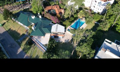 Vende y alquila gran casa de 5 dormitorios en Playa Mansa, Punta del Este