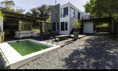 Vende casa de 3 dormitorios en Santa Monica.