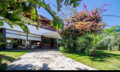 Vende casa de 5 dormitorios mas dep de servicio, en Punta del Este.