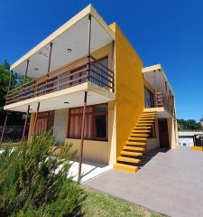 Casa de dos plantas a metros de Playa Mansa en venta