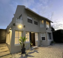 Vende casa de 4 dormitorios en La Barra, Montoya.