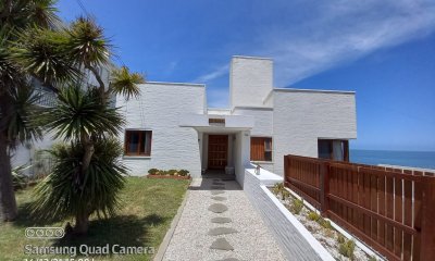 Vende casa en excelente estado, reciclada. De 6 dormitorios en Peninsula. Punta del Este