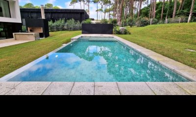 Casa a Estrenar en Barrio Privado. 4 Suites, Piscina climatizada, losa radiante.