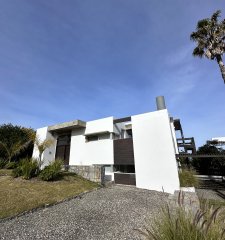 Casa en venta estilo minimalista a 300 mts del mar, El chorro.