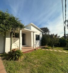 Vende casa en La Barra, de 2 dormitorios.