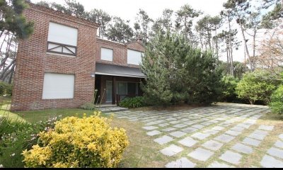 Vende Casa de 4 dormitorios en Laguna Blanca – Estilo, Espacio y Naturaleza en La Barra