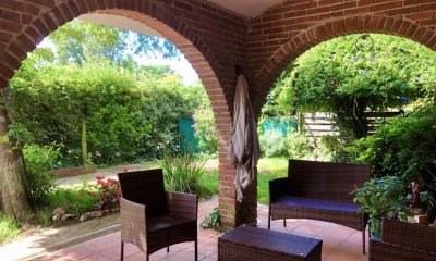Vende casa en excelente estado, con 3 dormitorios más apto en Barrio Cantegril, Punta del Este