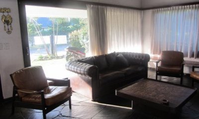 Casa ubicada en zona residencial.