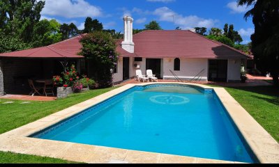 Casa de gran tamaño ubicada en zona de paz y tranquilidad.