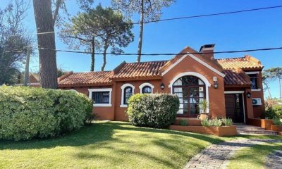 Vende casa de 3 dormitorios en suite con piscina, jardin y parrilla, en Mansa- Punta del Este.