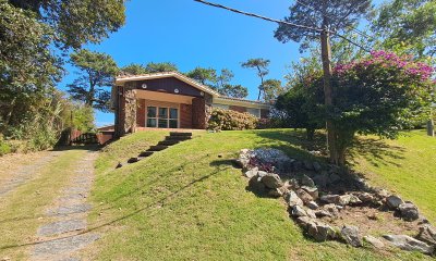 Casa en Mansa, Punta del Este de 3 dormitorios, con parrillero.
