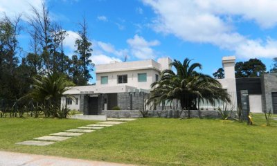 Espectacular casa con piscina y amplio jardín!!!