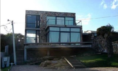 Excelente casa Ubicada en El Chorro frente al mar.