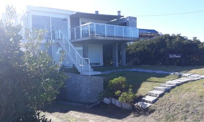 CASA DE 4 DORMITORIOS EN VENTA, FRENTE AL MAR EN JOSE IGNACIO