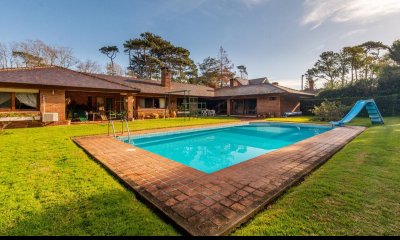 Casa de 4 dormitorio en venta playa Mansa, a 300 mts del mar.