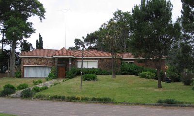 Casa en venta de 4 dormitorios en Playa Mansa.Punta del Este.